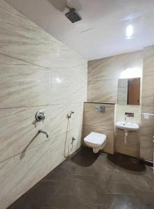 Koupelna v ubytování Hotel Mathura Central inn Best Selling Hotel - Free Pick up from Railway Station - Best Rated Area - Unlimited 5g Internet