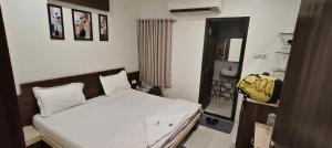 Premshree Hotel客房内的一张或多张床位