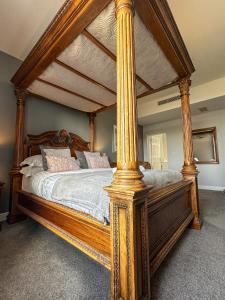a large wooden canopy bed in a room at The Corbet Arms in Shrewsbury +47 photos
