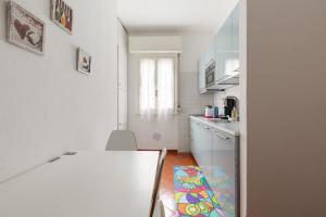 Una cocina o cocineta en UNIMI & Politecnico Roomy Apt with Balcony
