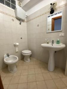 Koupelna v ubytování Attico Amelia Soverato Con Terrazzo e Barbecue
