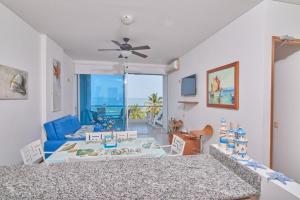 a living room with two beds and a blue couch at Hermoso Apartamento Frente al Mar 2 Habitaciones PAZ146 in Coveñitas