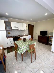 Kuchyň nebo kuchyňský kout v ubytování Attico Amelia Soverato Con Terrazzo e Barbecue
