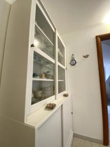 Kuchyň nebo kuchyňský kout v ubytování Attico Amelia Soverato Con Terrazzo e Barbecue
