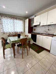 Kuchyň nebo kuchyňský kout v ubytování Attico Amelia Soverato Con Terrazzo e Barbecue