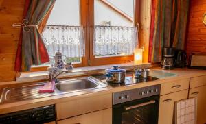 Η κουζίνα ή μικρή κουζίνα στο Finnhütte in Freest mit Sauna und umzäunten Grundstück