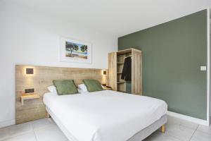 Postel nebo postele na pokoji v ubytování Hotel Centre Plage