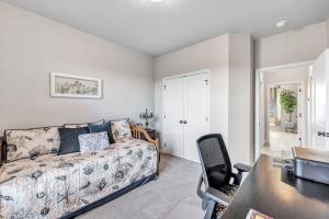 Ruang duduk di Spacious 3-BR Home near Lambeau
