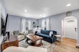 a living room with a blue couch and a table at The Green Bay House of Blues in Green Bay