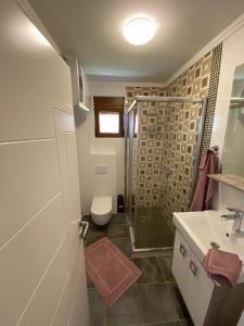 Ένα μπάνιο στο Lux Seky with Pool