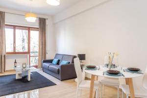 una sala de estar con una mesa y un sofá en St Peter apartment with Garage, en Roma