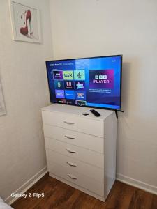 TV a/nebo společenská místnost v ubytování Double room available
