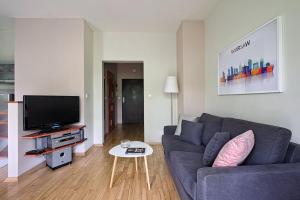 Televízia a/alebo spoločenská miestnosť v ubytovaní Urban Nest - WAW Chopin Airport Wyględowska 10