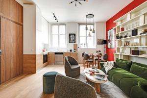 a living room with a green couch and chairs at Luxury Paris, paisible, 2 chambres, toute commodités in Paris