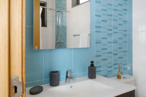 Un baño con lavabo, espejo e inodoro. en Original Wave House, en Jardim do Mar 25 fotos más