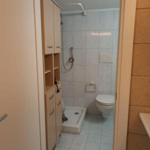 un piccolo bagno con un water e un lavandino di Maison Voltige a Bari