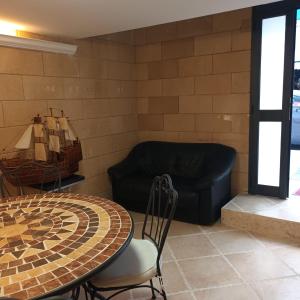 un soggiorno con un tavolo e un divano di Maison Voltige a Bari