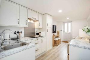 Kuchyň nebo kuchyňský kout v ubytování The Nook