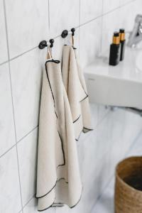 a group of towels hanging on a rack in a bathroom at Appartement no8 in Sankt Gilgen