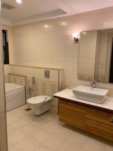 a bathroom with a sink and a toilet and a tub at شقة مفروشة للايجار اليومي في الشيخ زايد كمبواند بيفرلي هيلز رقم الهاتف صفر صفر اتنين صفر واحد واحد صفر اتنين اربعه ثلاثه صفر 222 in Sheikh Zayed