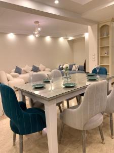 a dining room with a table and chairs and a couch at شقة مفروشة للايجار اليومي في الشيخ زايد كمبواند بيفرلي هيلز رقم الهاتف صفر صفر اتنين صفر واحد واحد صفر اتنين اربعه ثلاثه صفر 222 in Sheikh Zayed