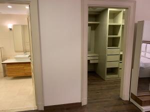 a room with a bathroom with a sink and a mirror at شقة مفروشة للايجار اليومي في الشيخ زايد كمبواند بيفرلي هيلز رقم الهاتف صفر صفر اتنين صفر واحد واحد صفر اتنين اربعه ثلاثه صفر 222 in Sheikh Zayed