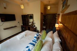 una camera da letto con un letto grande e un divano di The Corbin a Fehendhoo