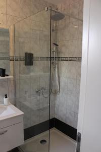 Et badeværelse på Apartments Riljic