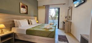 A bed or beds in a room at Alex Studios