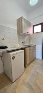 A kitchen or kitchenette at Alex Studios