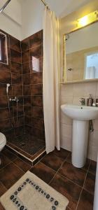 A bathroom at Alex Studios