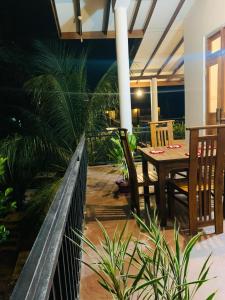 balcone con tavolo, sedie e piante di Thisara Villa Weligama a Weligama