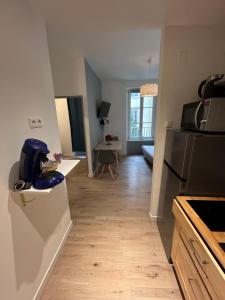 Zimmer mit einer Küche mit einem Kühlschrank und einem Tisch in der Unterkunft Logement au centre de Strasbourg in Straßburg + 15 Fotos