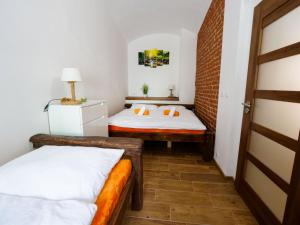 una camera con due letti e una porta di Apartmány 13 Přízemí 1 a Seč