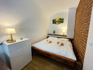 una piccola camera con letto e muro di mattoni di Apartmány 13 Přízemí 1 a Seč