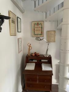 een bureau met een lamp erop in een kamer bij Bjelkesta in Örsundsbro