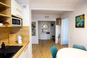 Kuchyň nebo kuchyňský kout v ubytování Bethlen Apartman