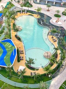 una vista dall'alto di una piscina in un resort di Luxury Stay in The Beverly at Vinhomes Grand Park a Long Bình