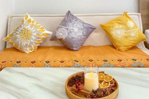 un vassoio con una candela su un letto con cuscini di Luxury Stay in The Beverly at Vinhomes Grand Park a Long Bình Altre 11 foto