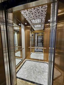 corridoio di un edificio con soffitto di Luxury Stay in The Beverly at Vinhomes Grand Park a Long Bình