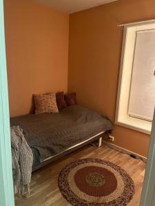 Un dormitorio pequeño con una cama y una ventana. en Solsia Park 205, en Trondalen