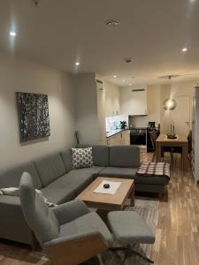una sala de estar con un sofá y una mesa en Solsia Park 205, en Trondalen
