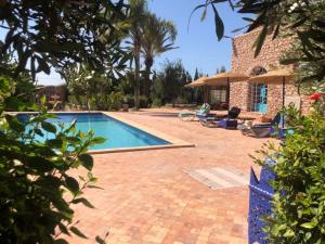 Kolam renang di atau dekat dengan chambres d'hôtes Essaouira avec piscine
