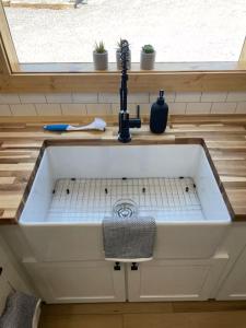 un fregadero de cocina en una casa pequeña en Mountain Top Tiny House By Beyond Expectations, en Sevierville 10 fotos más