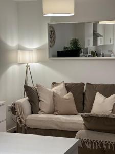 sala de estar con sofá y almohadas en Spacious 2 Bed, 2 Bath Apartment by MCF, en Horley