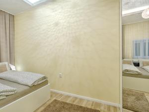 ein Schlafzimmer mit einer großen Glaswand in der Unterkunft Apartment Ondrejska 20 in Karlsbad