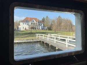 Výhled na řeku, která protéká v blízkosti hotelu