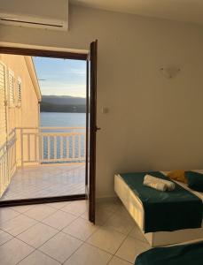 Postel nebo postele na pokoji v ubytování Villa Bianca with private Beach and Parking
