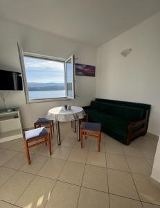 TV a/nebo společenská místnost v ubytování Villa Bianca with private Beach and Parking