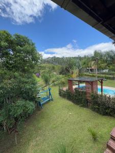 einen Hof mit einem Picknicktisch und einem Pool in der Unterkunft Casa de Campo no Oliveira in Tijucas